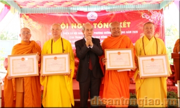 Trao Bằng khen Giấy khen cho các cá nhân và tập thể tiêu biểu